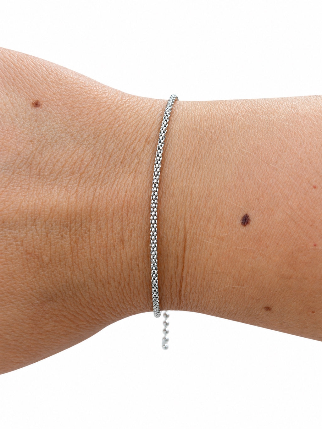 Bracciale catena tubolare in Argento 925 indossato al polso