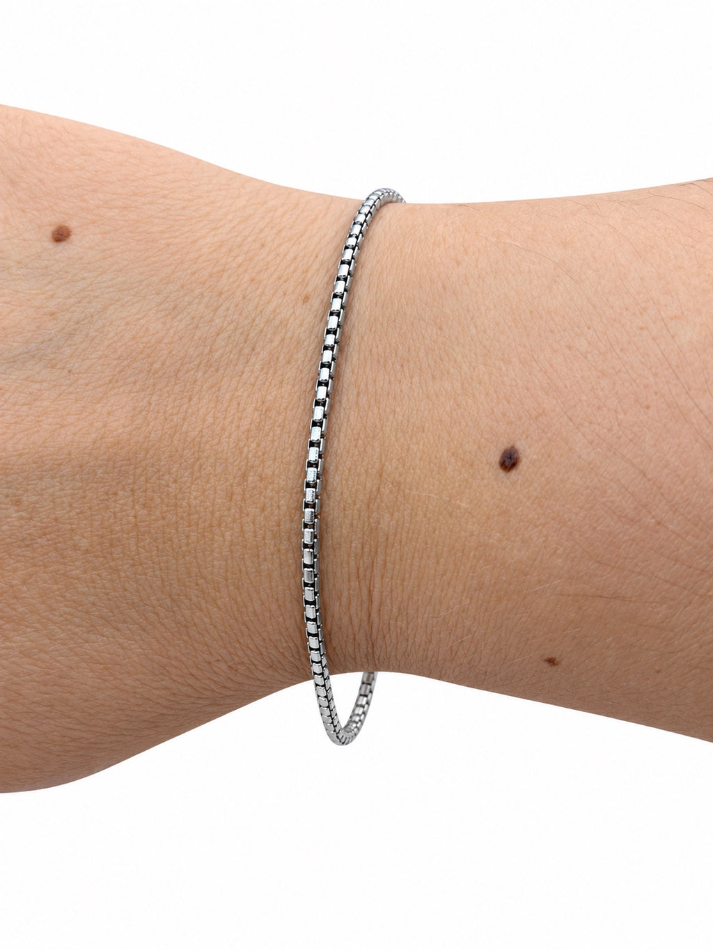 Bracciale catena veneziana spessa 2 mm in Argento 925 indossato al polso