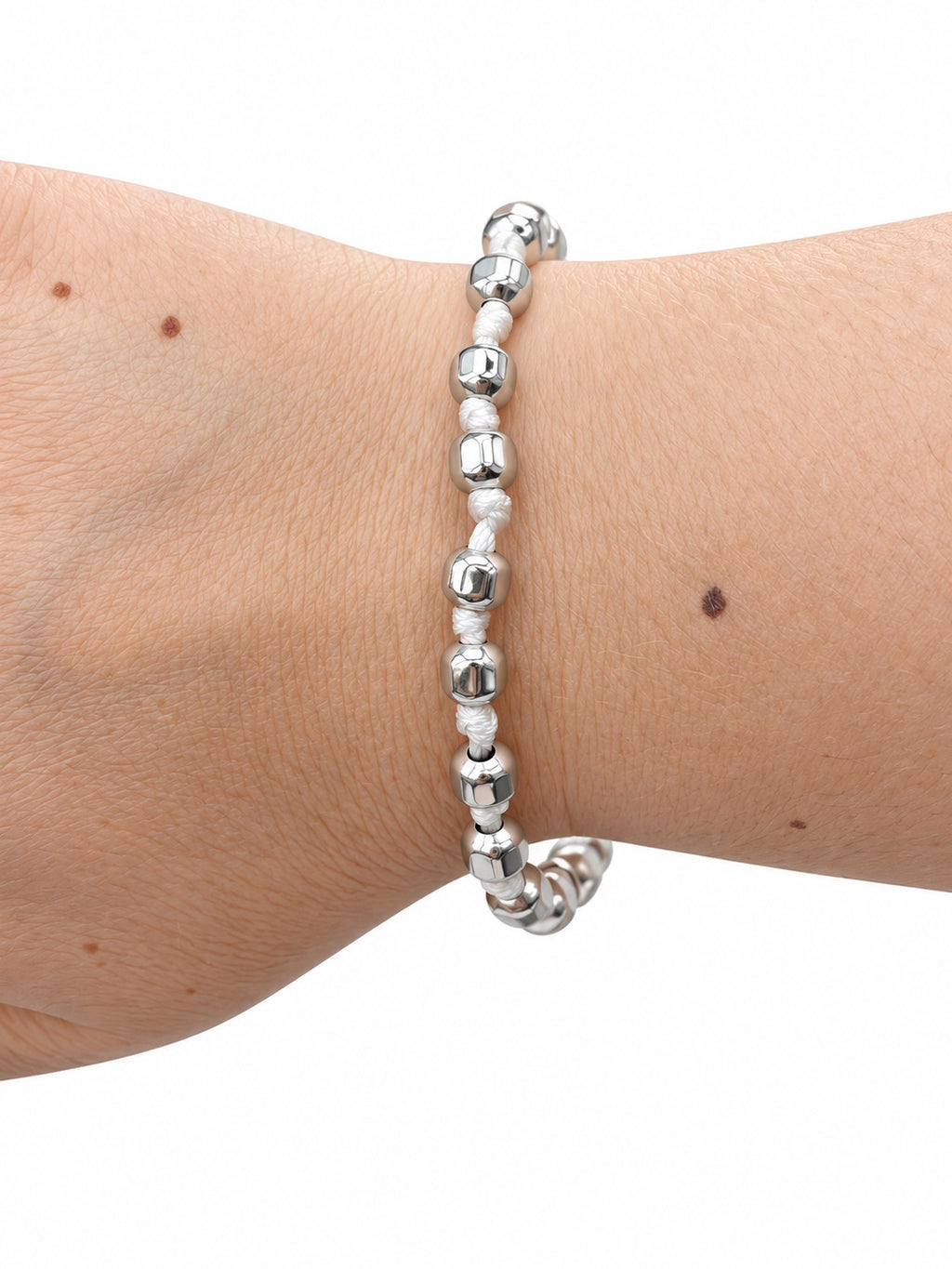 Bracciale cordino bianco con pepite in Argento 925 indossato al polso