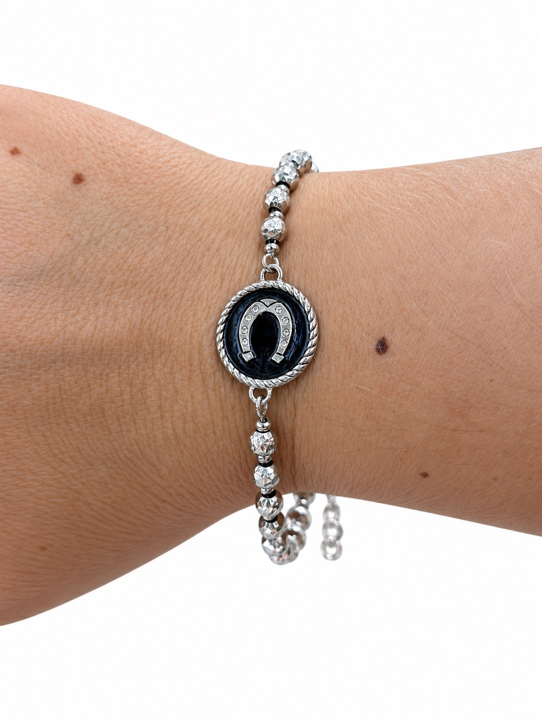 Bracciale ferro di cavallo con boule in Argento 925 indossato al polso
