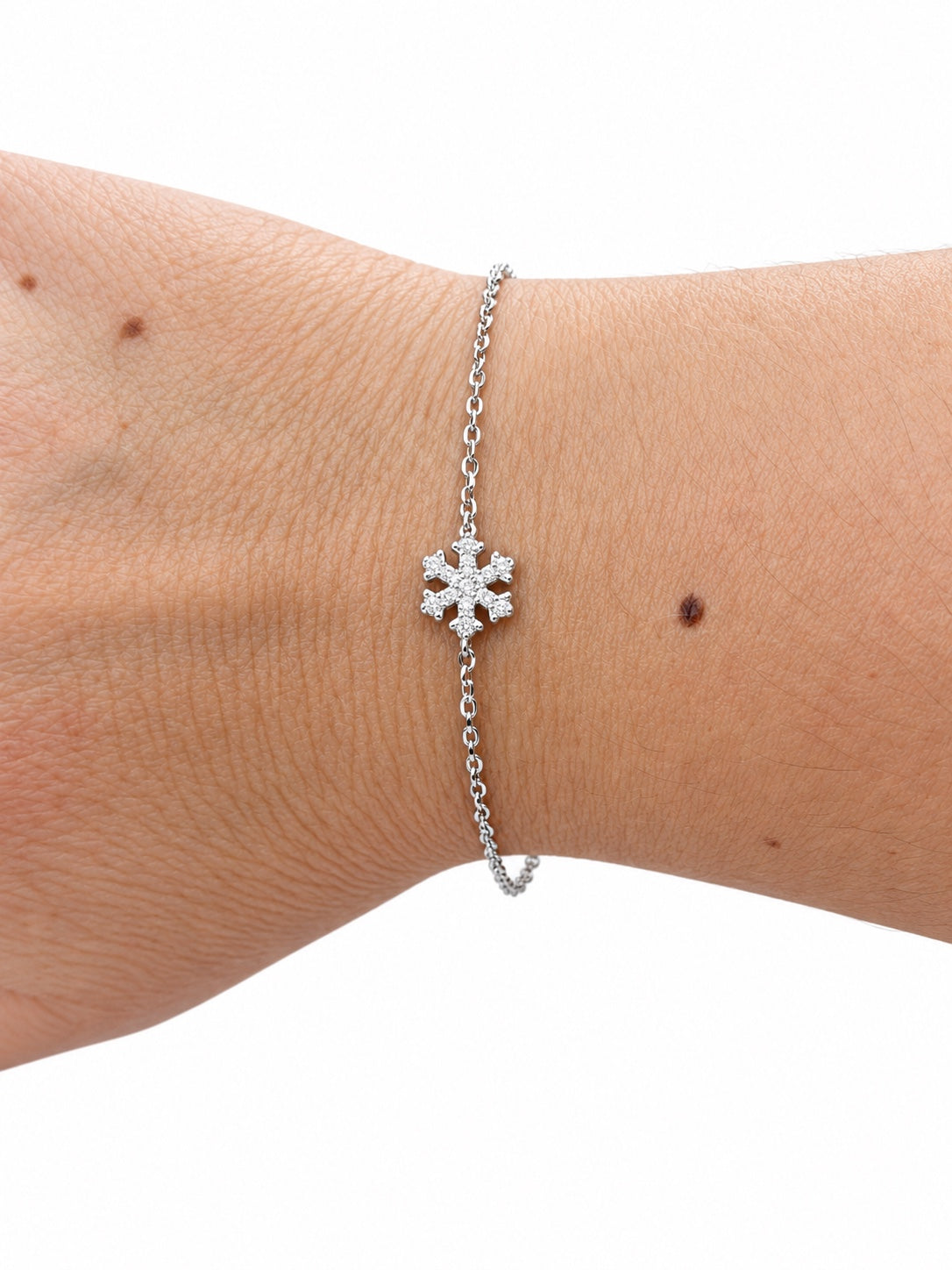 Bracciale con fiocco di neve in Argento 925 e zirconi indossato al polso