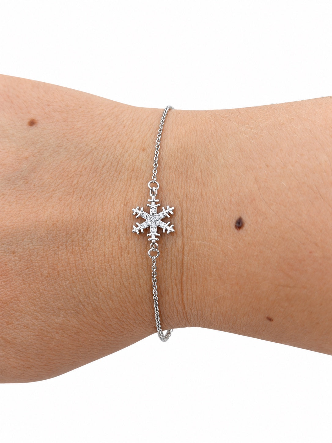 Bracciale in Argento 925 con fiocco di neve centrale e zirconi, indossato al polso