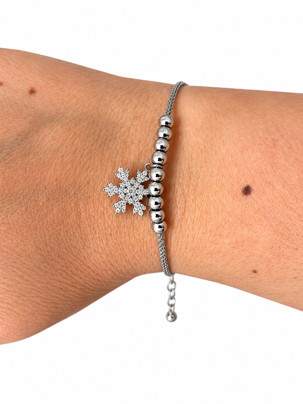 Bracciale semi rigido con ciondolo fiocco di neve tempestato di zirconi in Argento 925 indossato