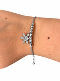 Bracciale semi rigido con ciondolo fiocco di neve tempestato di zirconi in Argento 925 indossato