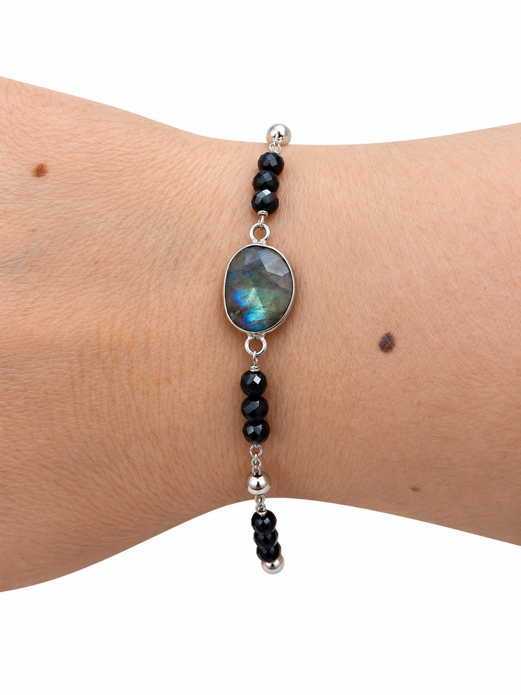 Bracciale con centrale in labradorite e onice, catena e sfere in Argento 925 indossato al polso