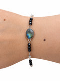 Bracciale con centrale in labradorite e onice, catena e sfere in Argento 925 indossato al polso