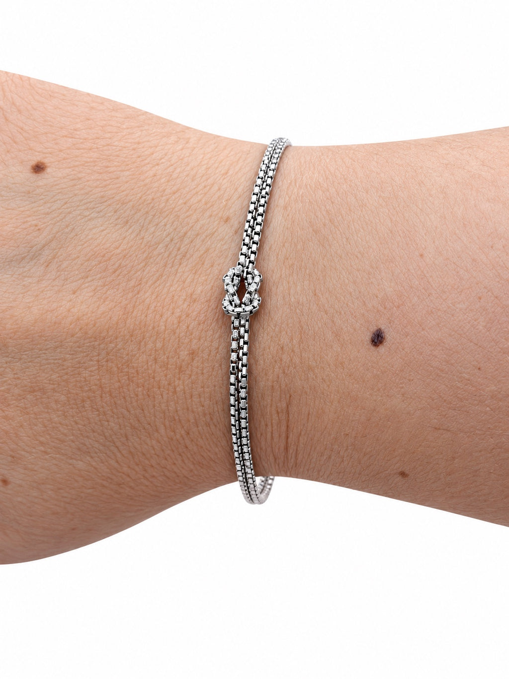 Bracciale nodo d’amore in Argento 925 indossato al polso
