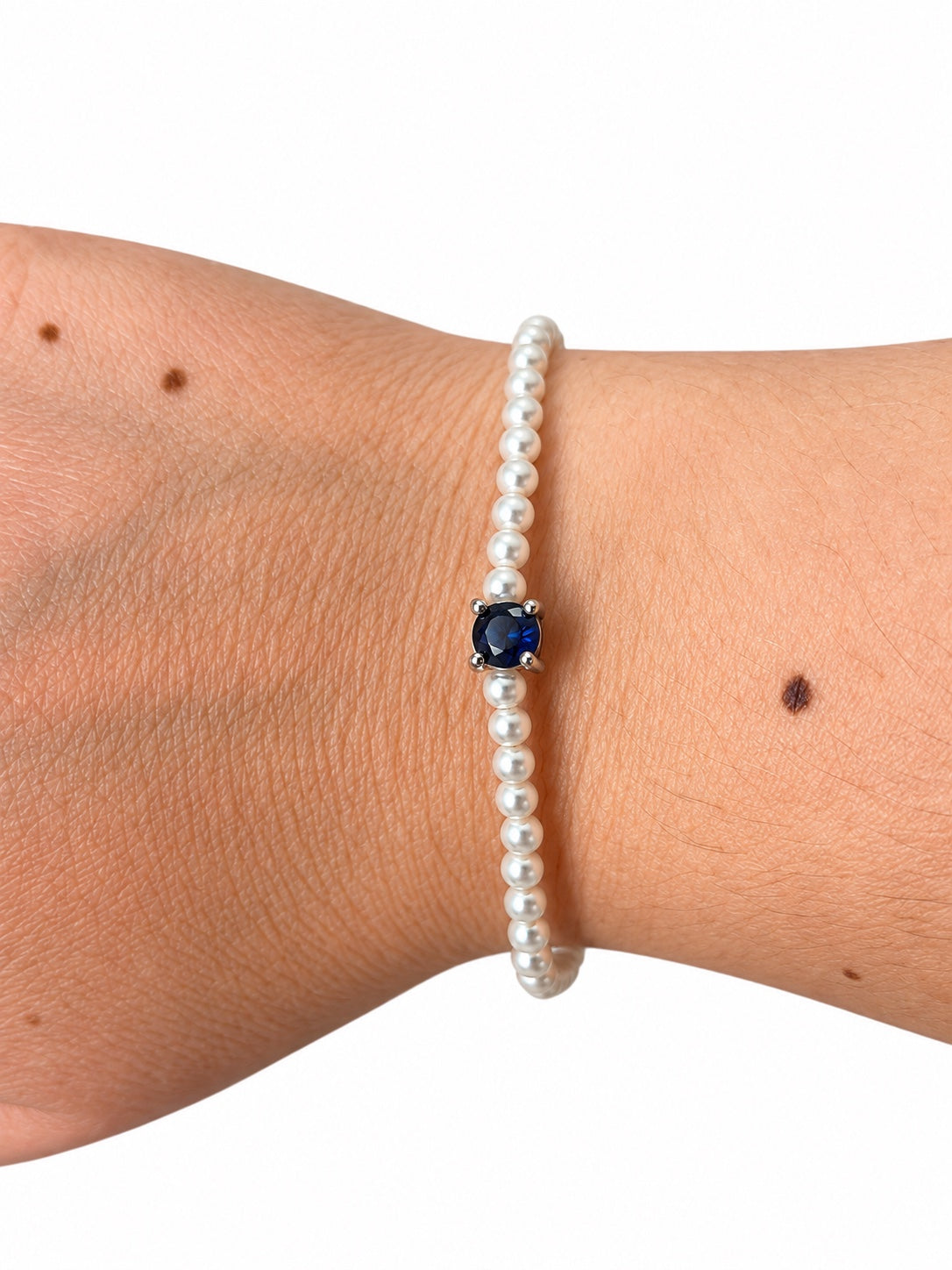 Bracciale perle bianche con zircone punto luce blu griffato in Argento 925 indossato