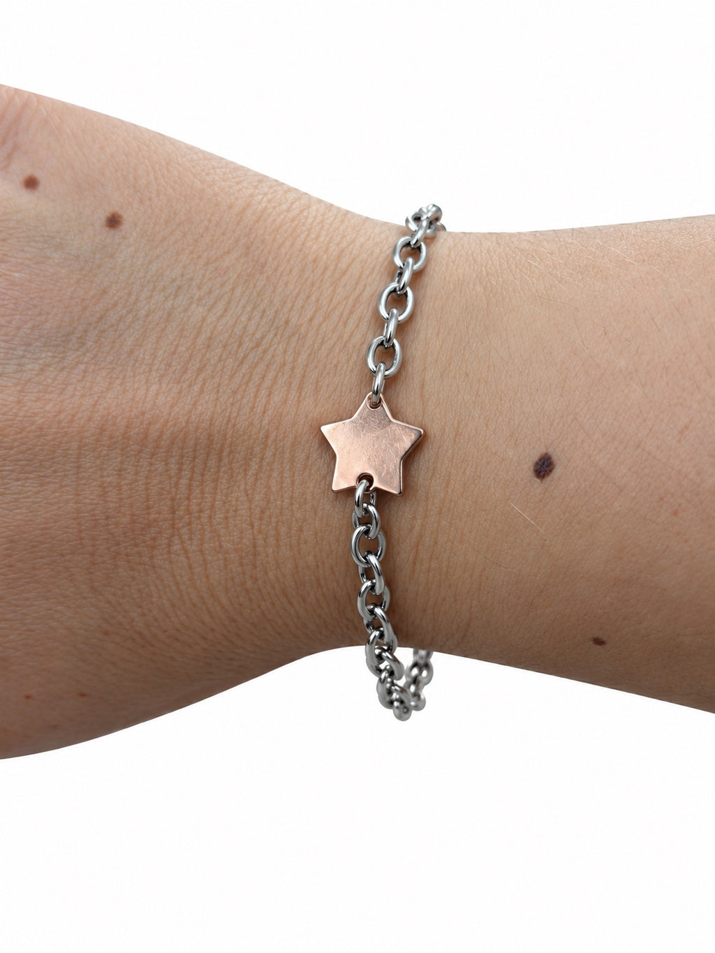 Bracciale con stella in argento rosato e catena in Argento 925 indossato al polso