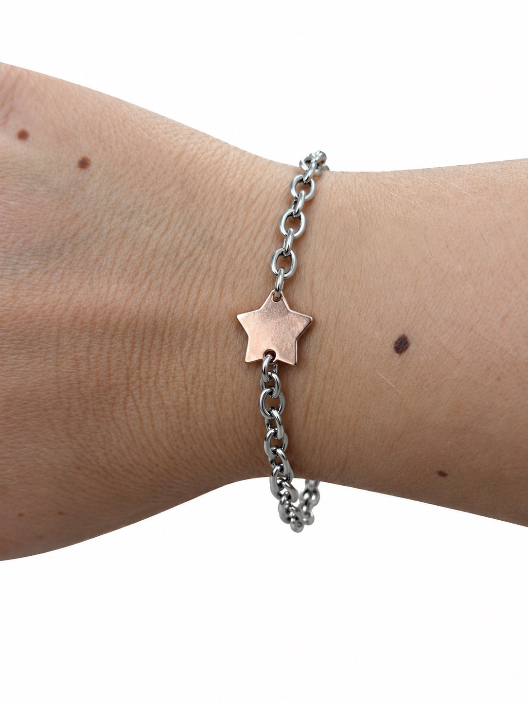 Bracciale con stella in argento rosato e catena in Argento 925 indossato al polso