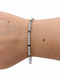 Bracciale tennis bianco e nero in Argento 925 indossato al polso