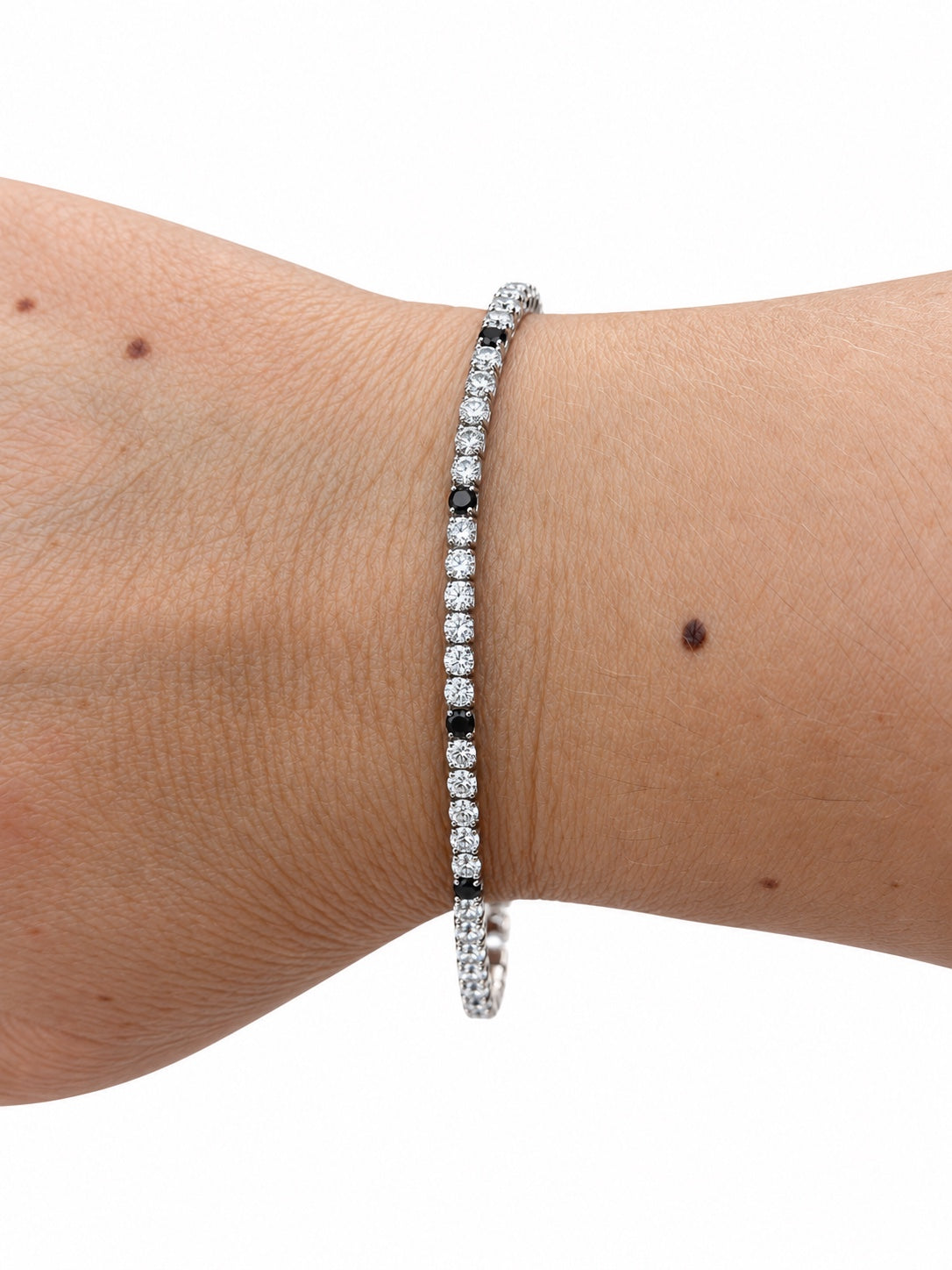 Bracciale tennis bianco e nero in Argento 925 indossato al polso