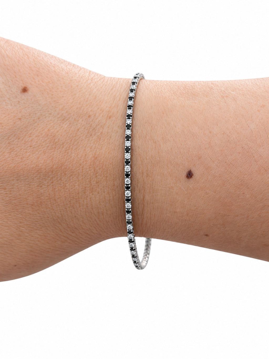 Bracciale tennis con zirconi bianchi e neri in Argento 925 indossato al polso