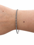 Bracciale tennis con zirconi bianchi e neri in Argento 925 indossato al polso