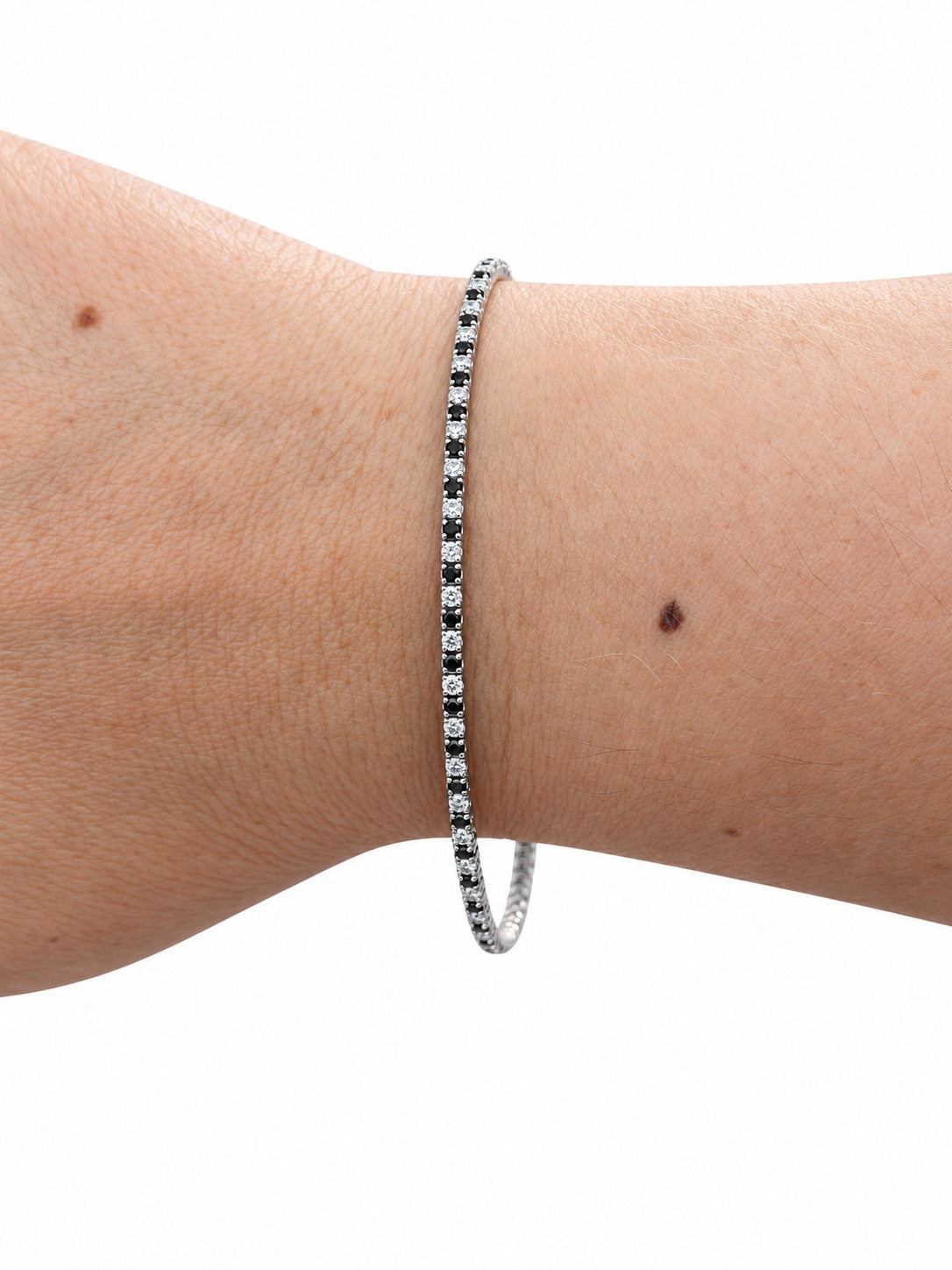 Bracciale tennis con zirconi bianchi e neri in Argento 925 indossato al polso