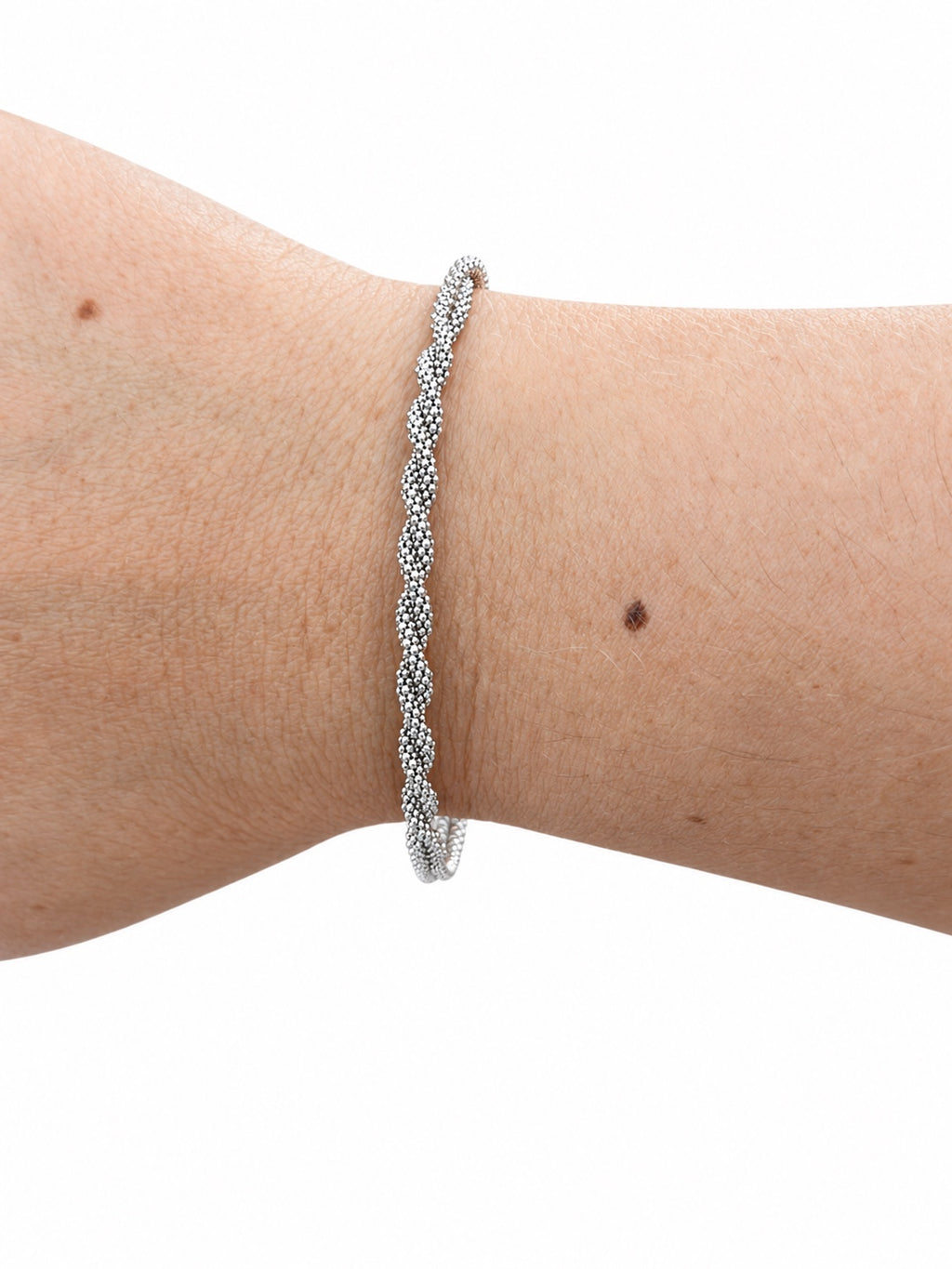 Bracciale torcion centrale con catena tubolare in Argento 925 indossato al polso