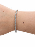 Bracciale torcion centrale con catena tubolare in Argento 925 indossato al polso