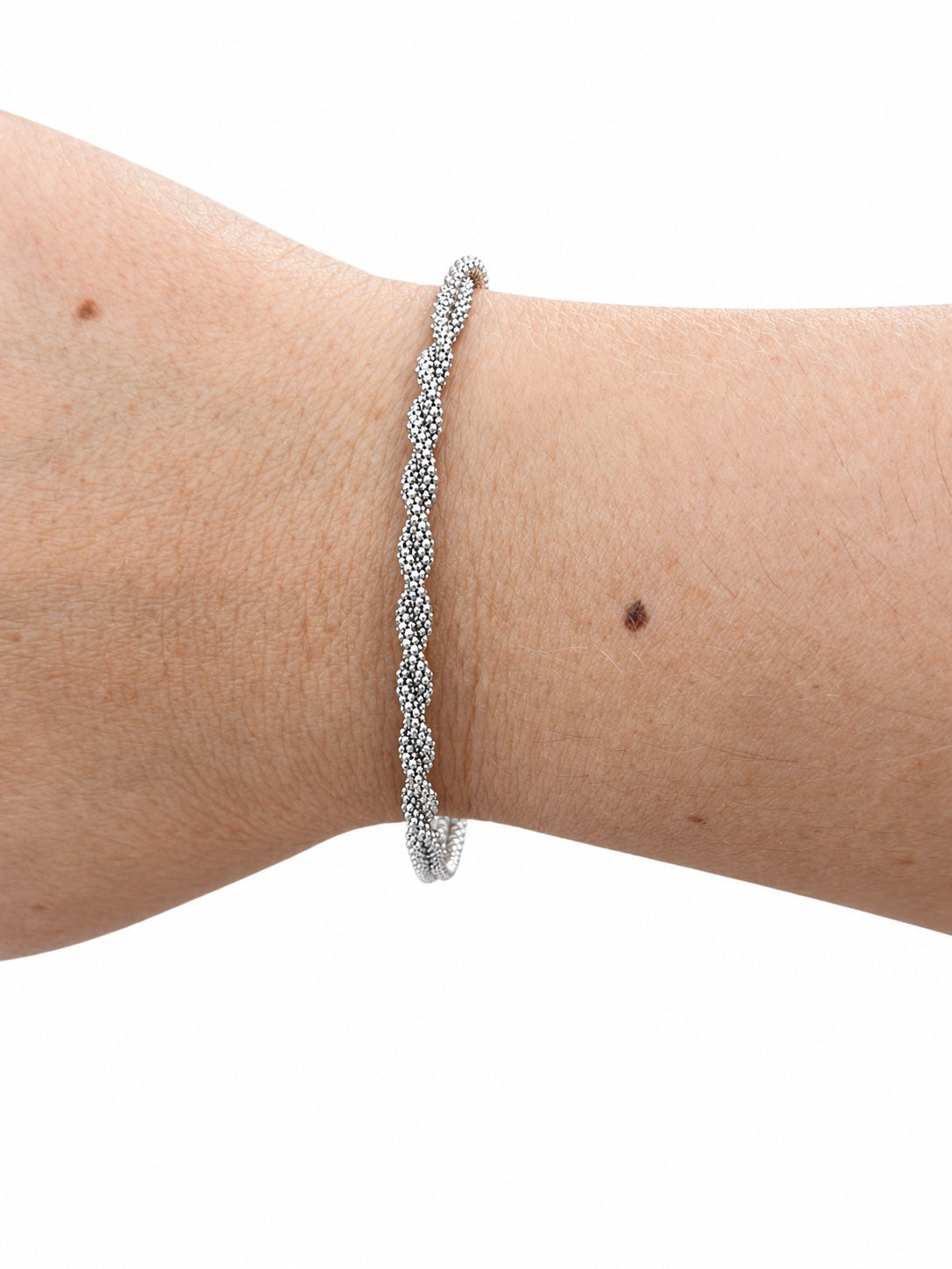 Bracciale torcion centrale con catena tubolare in Argento 925 indossato al polso