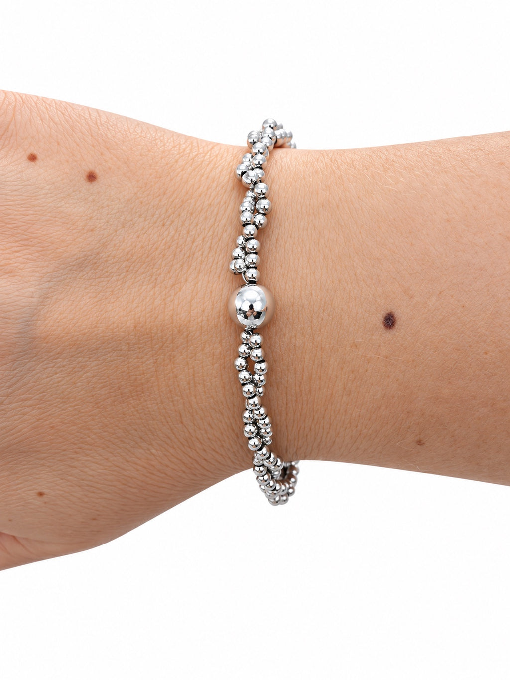 Bracciale torcion di sfere sfaccettate con boule grande centrale in Argento 925 indossato al polso