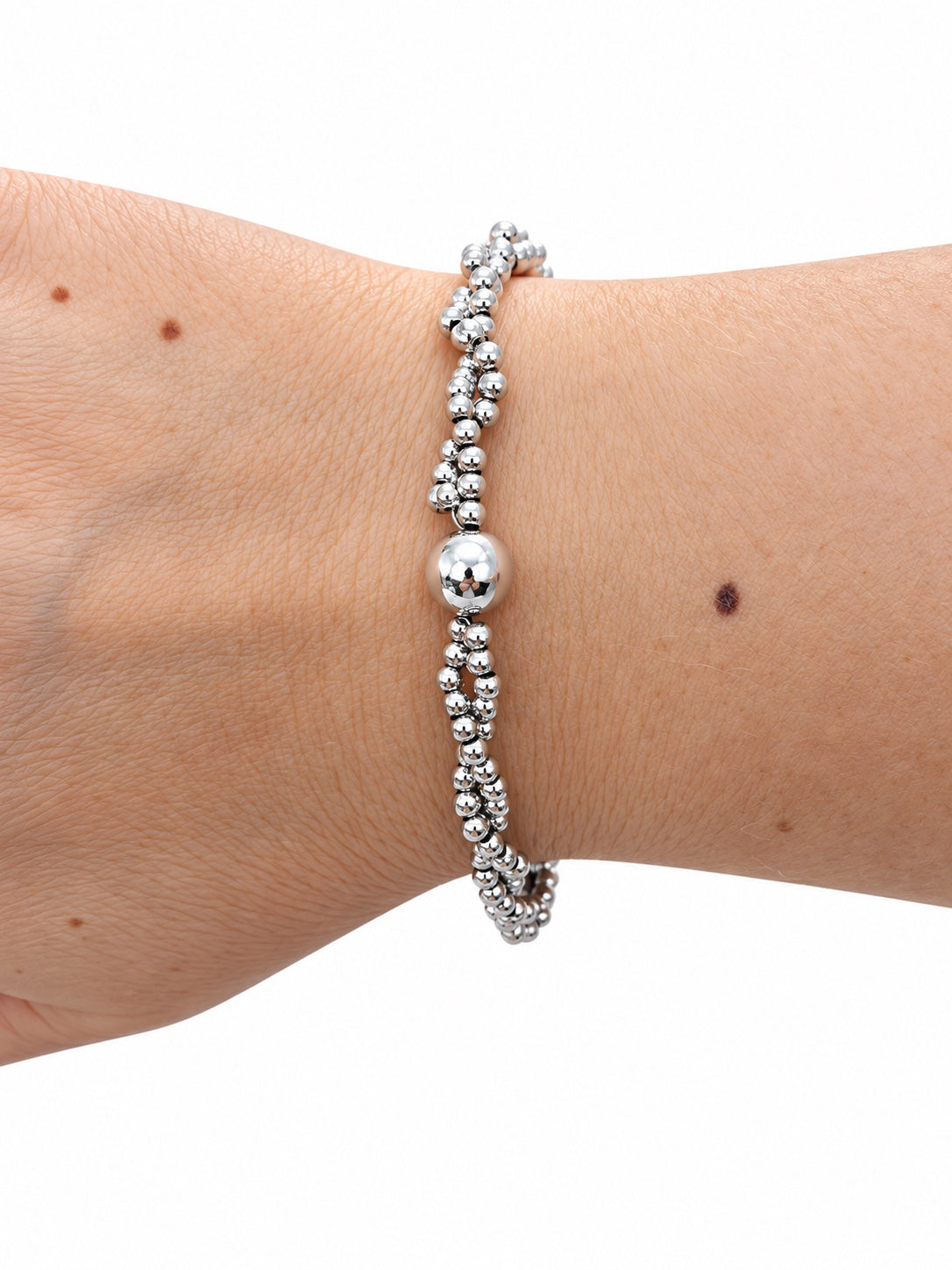 Bracciale torcion di sfere sfaccettate con boule grande centrale in Argento 925 indossato al polso
