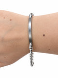 Bracciale uomo con piastrina color antracite opaca in Argento 925 indossato al polso