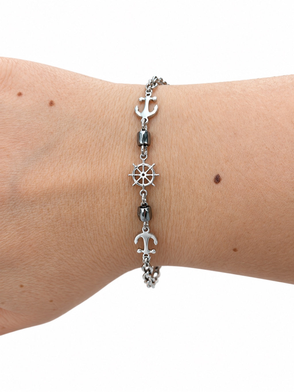 Bracciale uomo con timone e ancora in Argento 925 indossato al polso