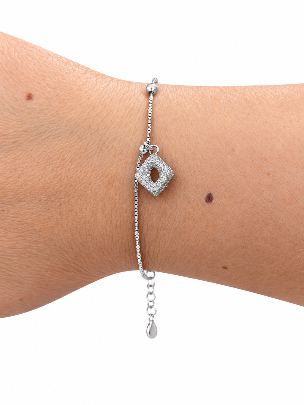 Bracciale in Argento 925 con catena veneziana e ciondolo rombo tempestato di zirconi, indossato al polso