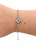 Bracciale in Argento 925 con catena veneziana e ciondolo rombo tempestato di zirconi, indossato al polso