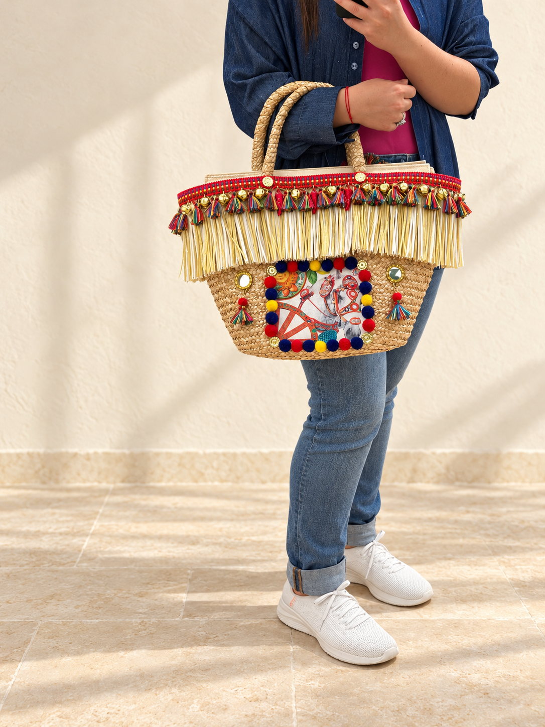 Coffa siciliana indossata al braccio