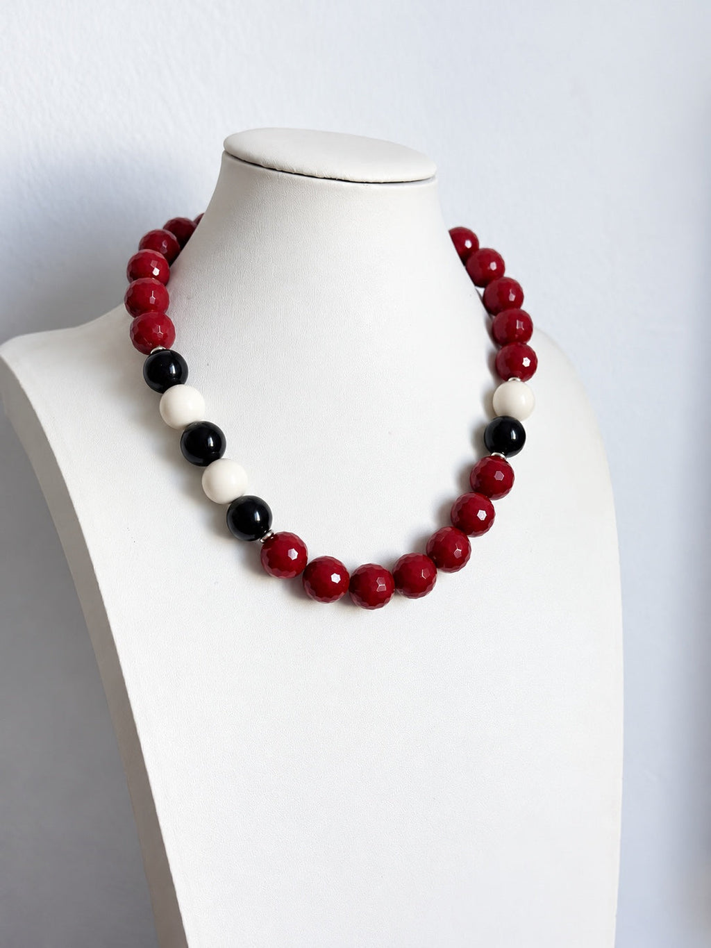 Collana in resina bordeaux panna e nera, vista intera