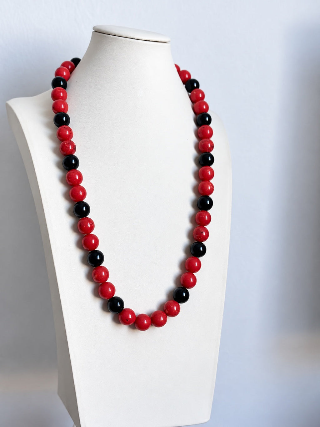 Collana artigianale con boule in resina rossa fantasia e nera, vista intera
