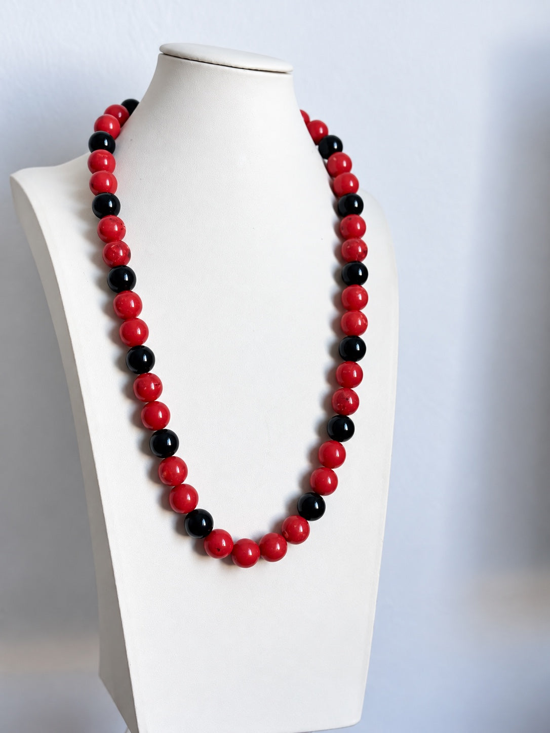 Collana artigianale con boule in resina rossa fantasia e nera, vista intera