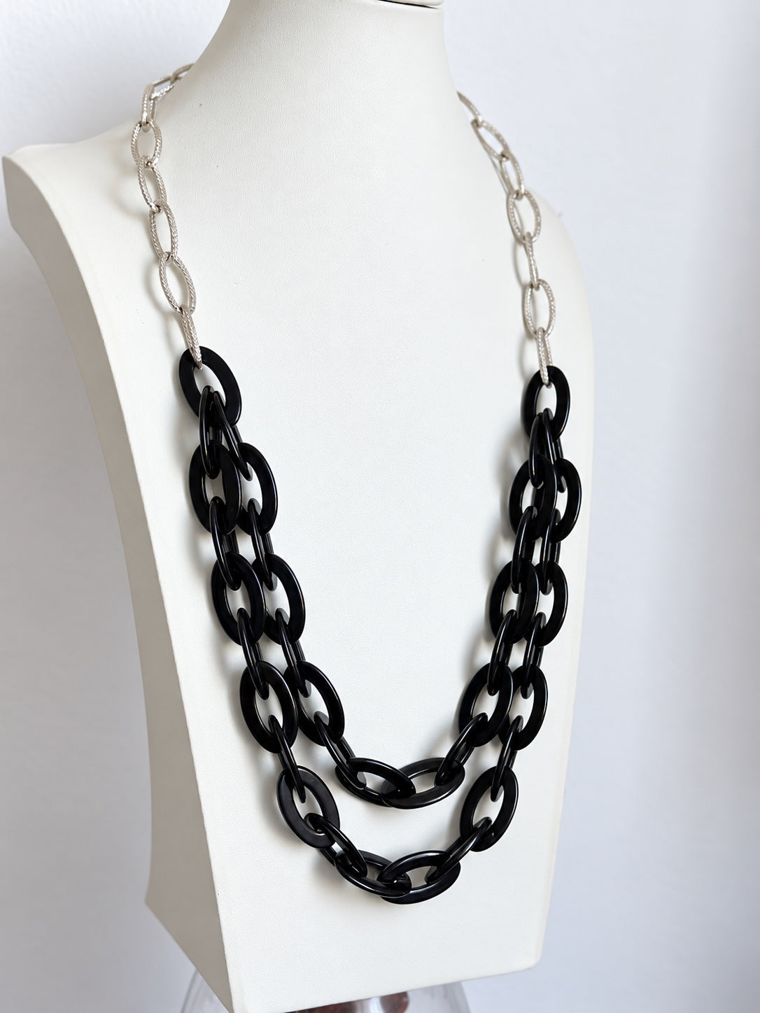 Collana artigianale nera con catena in alluminio, vista completa