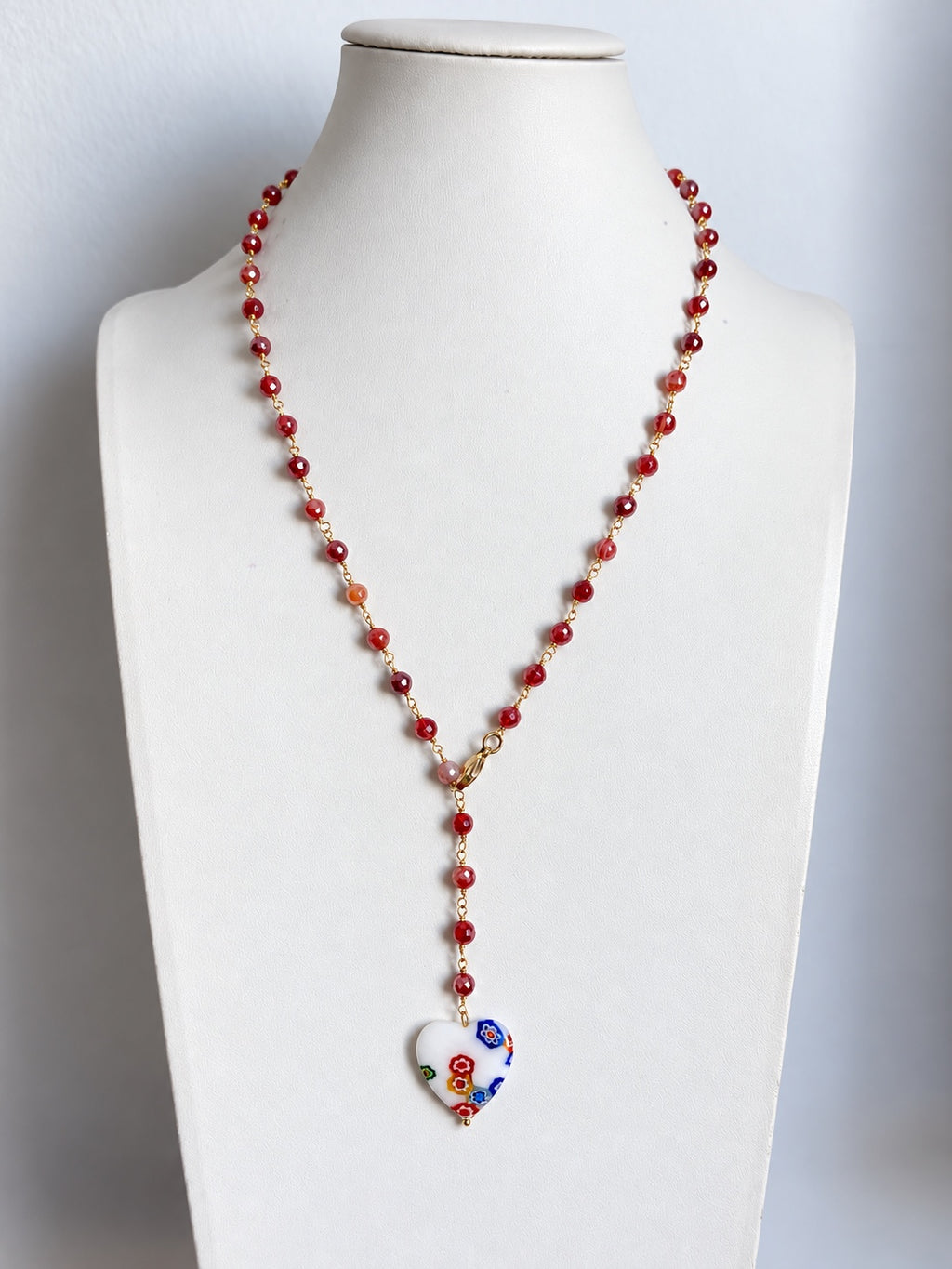 Collana artigianale in corniola con cuore in vetro bianco, vista intera