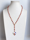 Collana artigianale in corniola con cuore in vetro bianco, vista intera