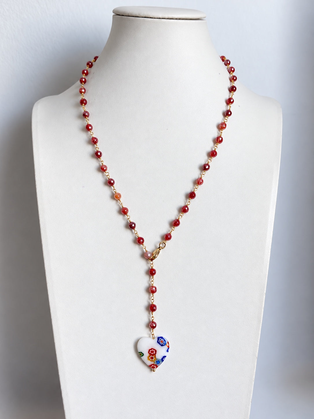 Collana artigianale in corniola con cuore in vetro bianco, vista intera