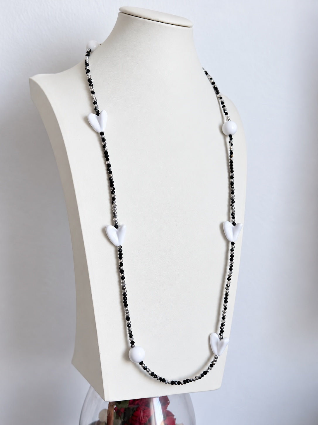 Collana artigianale lunga in cristalli neri e argento con cuori bianchi