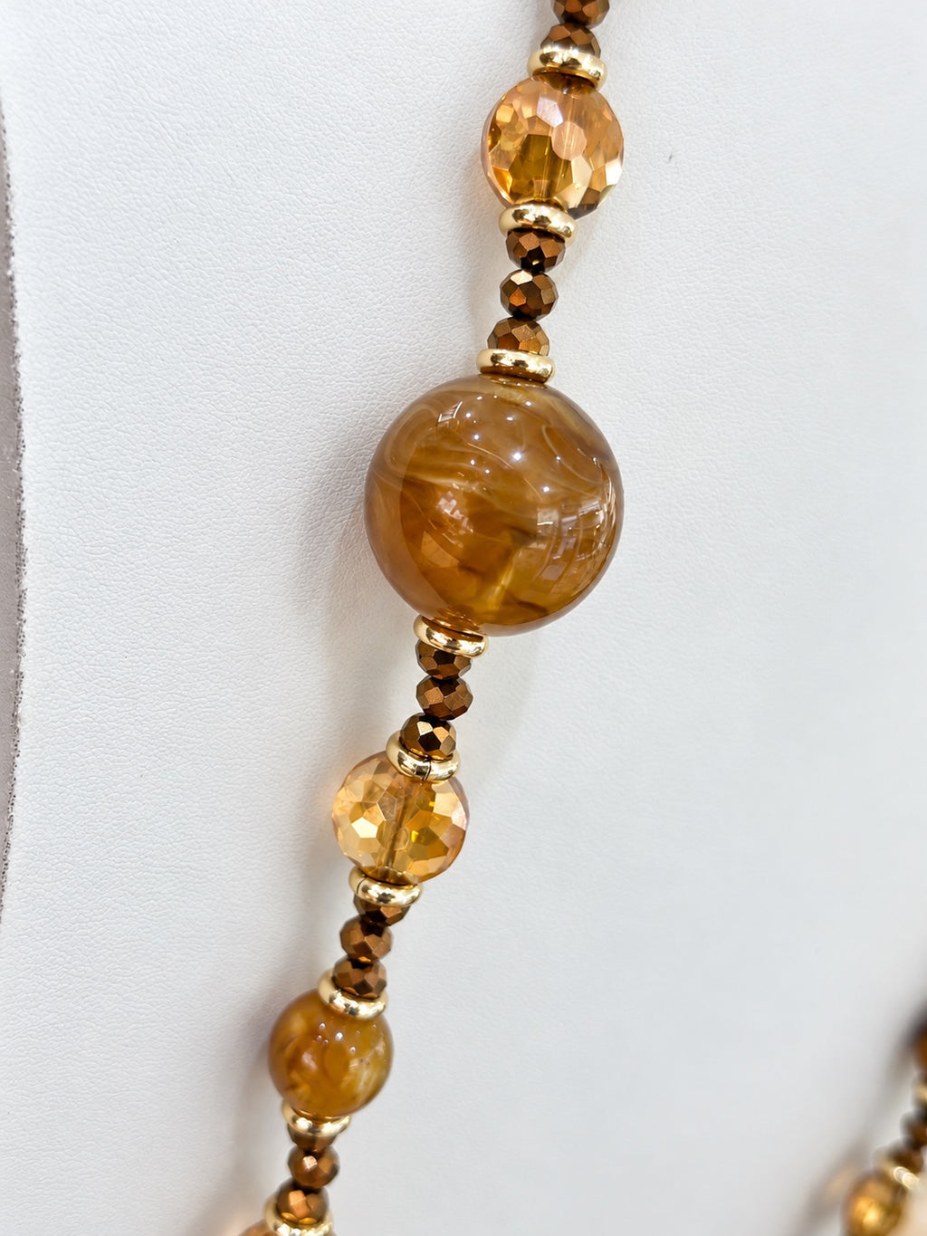 Dettaglio boule ambra e cristalli