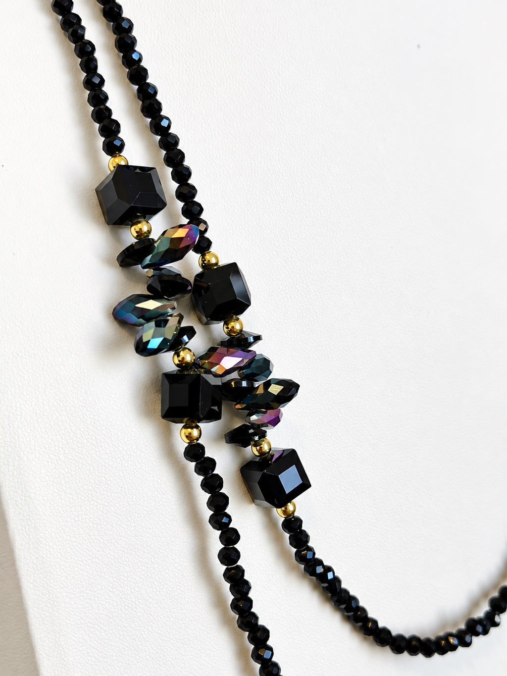 Collana lunga doppio filo in cristallo nero e riflessi viola