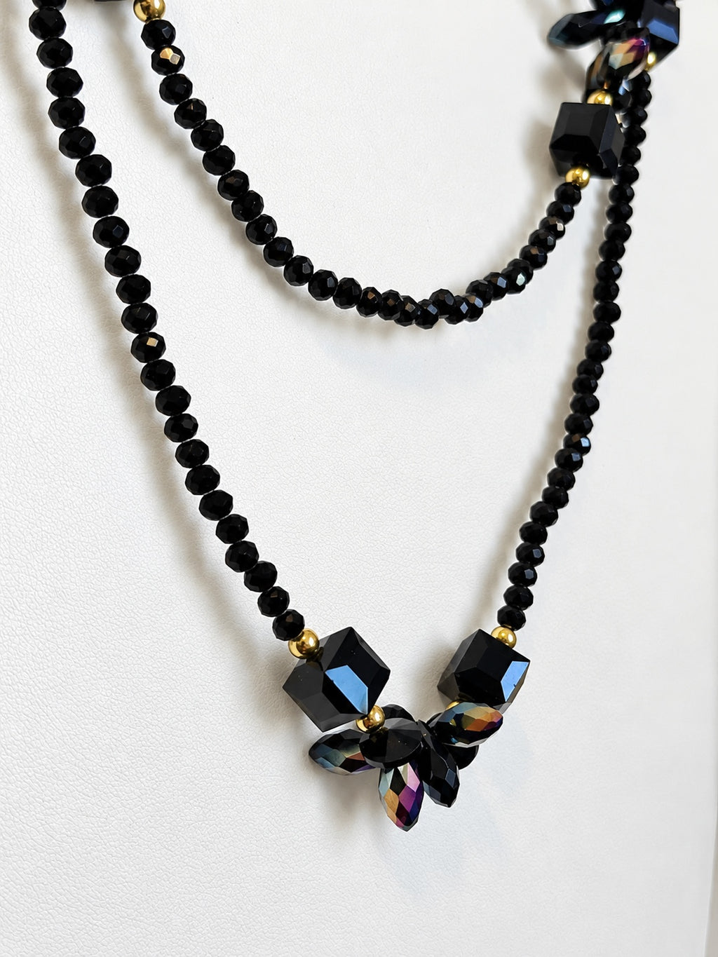 Collana lunga doppio filo in cristallo nero e riflessi viola