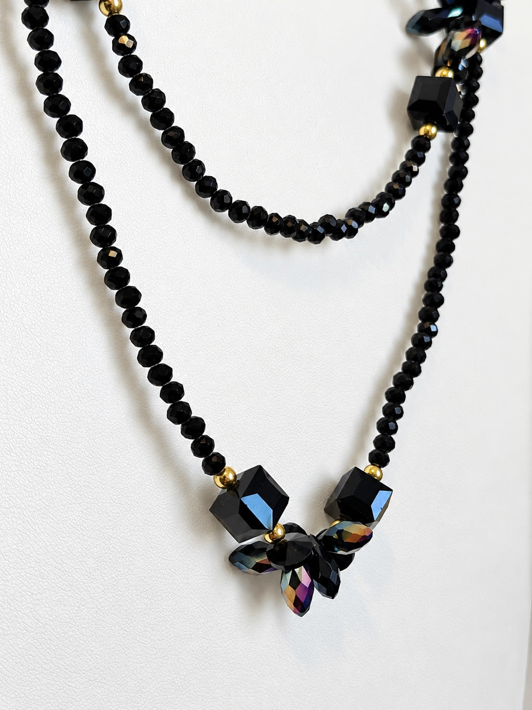 Collana lunga doppio filo in cristallo nero e riflessi viola