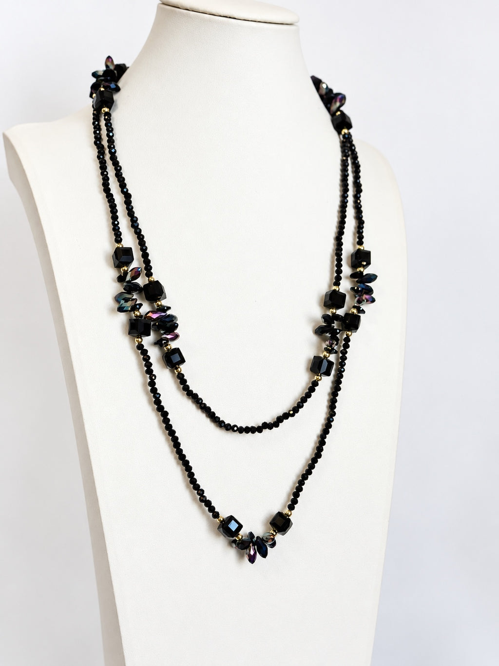 Collana lunga doppio filo in cristallo nero e riflessi viola