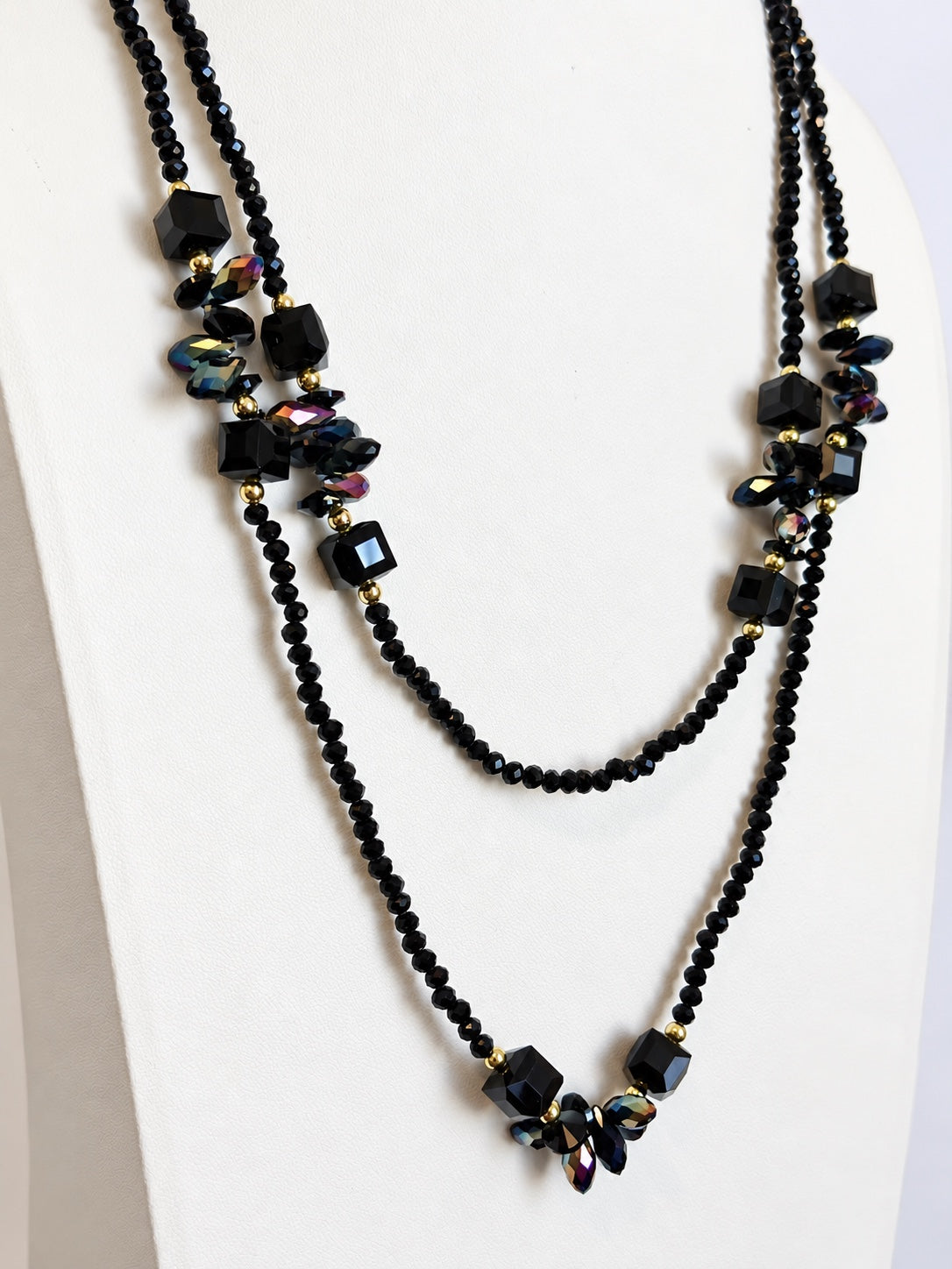 Collana lunga doppio filo in cristallo nero e riflessi viola