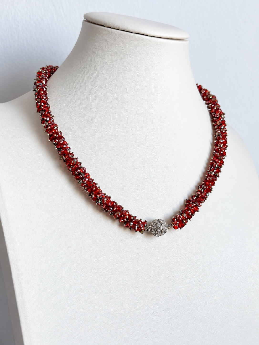 Collana in cristallo rosso vista completa