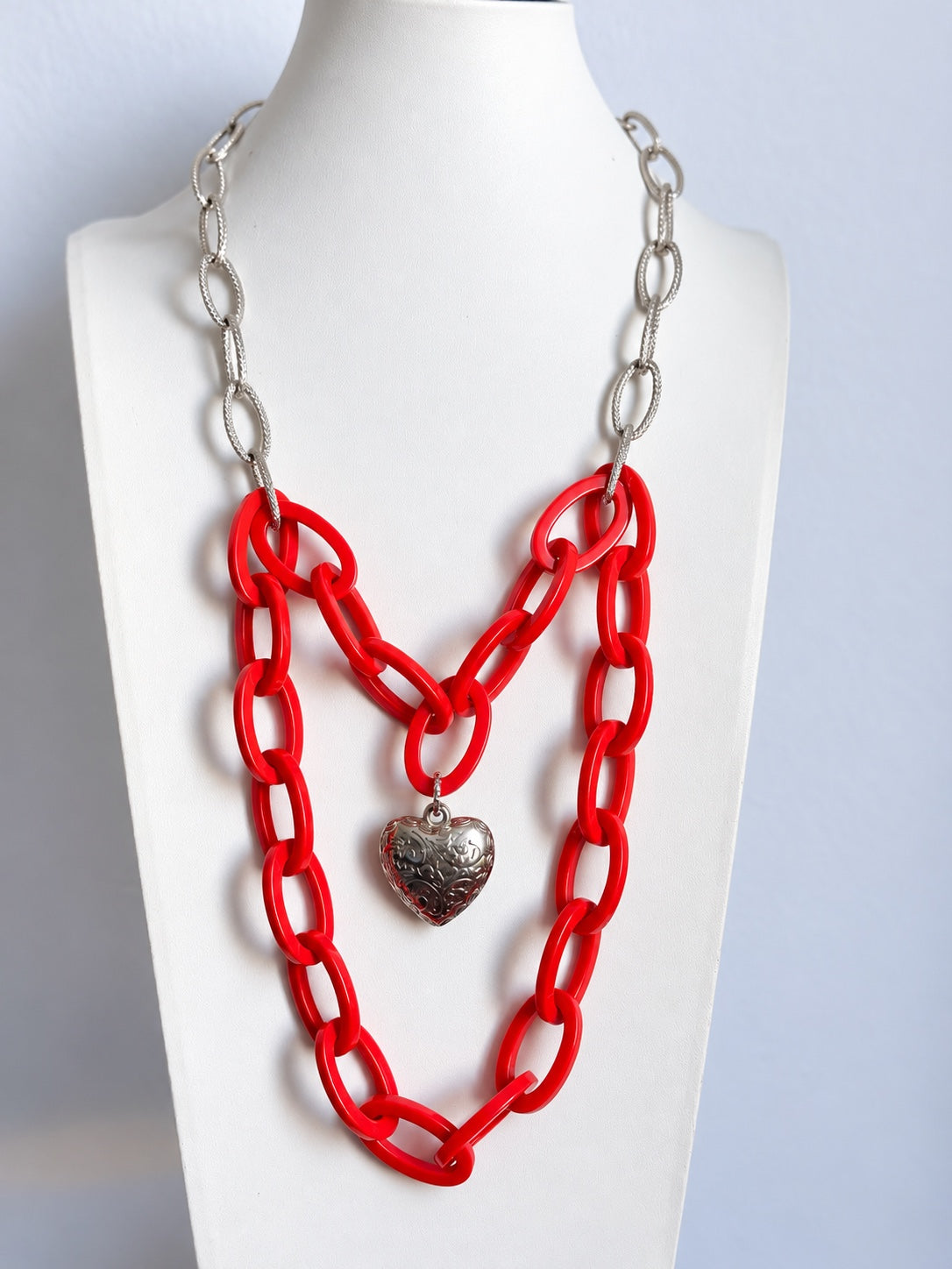 Collana a doppio filo con catene rosse e argentate e ciondolo a cuore