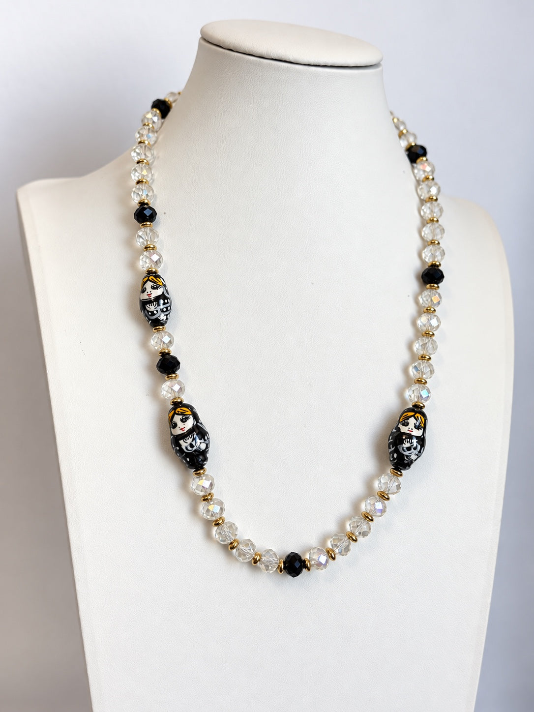 Collana artigianale con matriosche in ceramica, vista intera