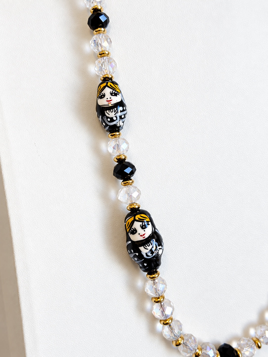 Dettaglio delle matriosche e cristalli della collana