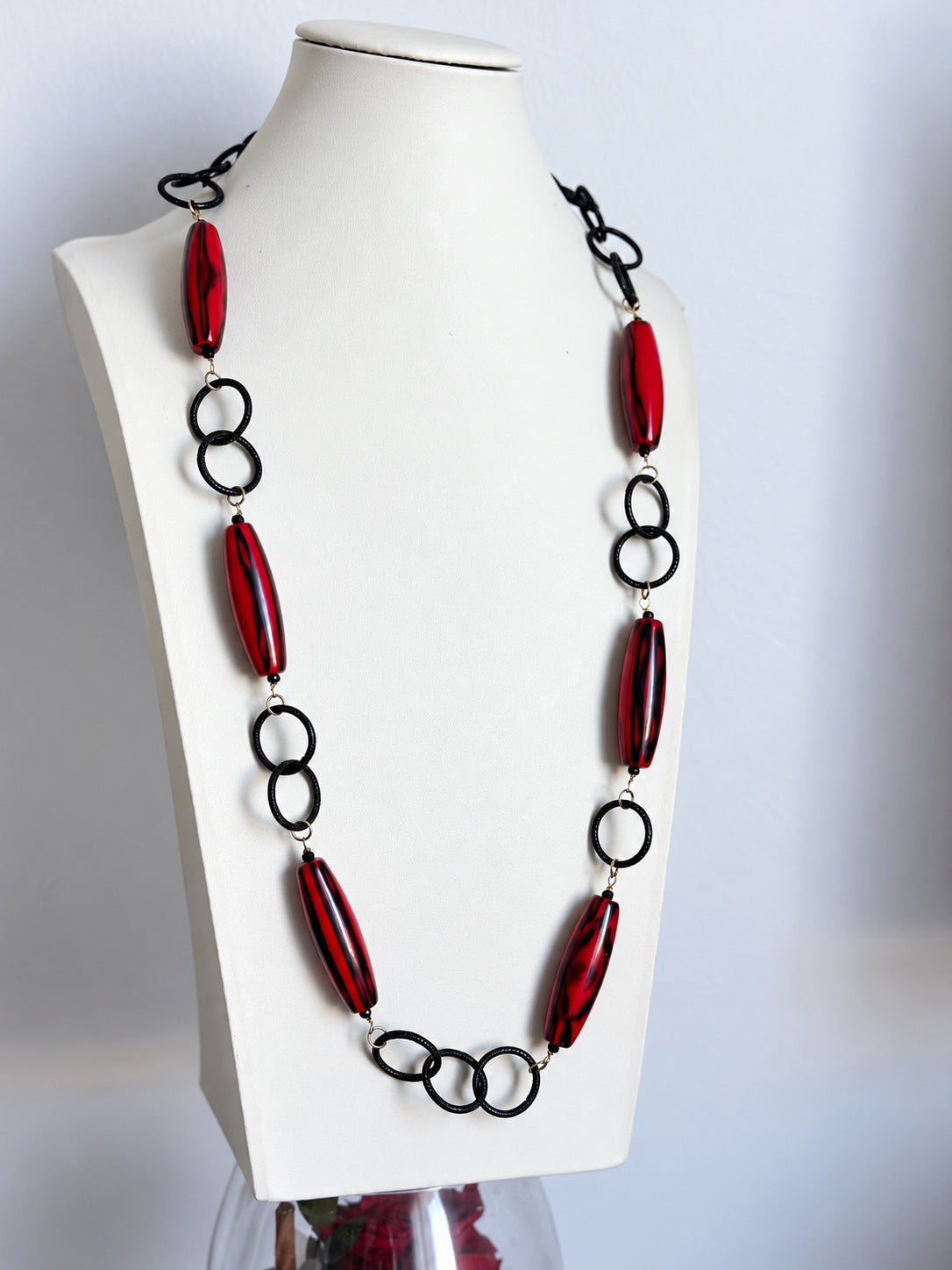 Collana artigianale rossa e nera, vista completa